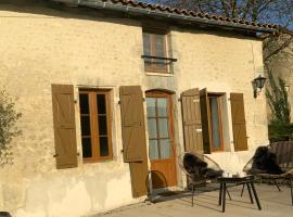 Le Hibou -1 bed Gite, hotel with parking in Porcheresse
