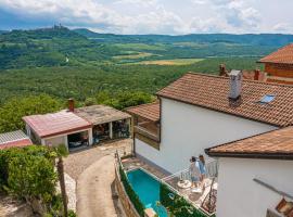 Holiday Home Belveder Motovun with heated pool, hotel a Livade