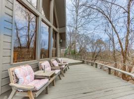 Riverfront Baxter Springs Home with Deck and Grill!, cottage sa Baxter Springs