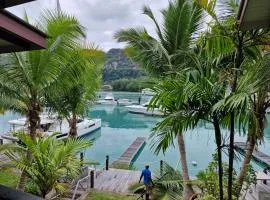 Hibiscus Suite by Simply-Seychelles