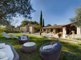 Mas Le Cad Saint-Rémy de Provence 8 personnes: Saint-Rémy-de-Provence şehrinde bir tatil evi