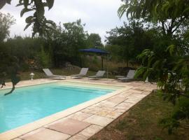 Gîte de charme avec grande piscine privée, hotel en Grèzes