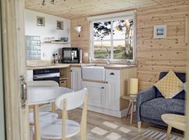 Scandi Cabin On A Hill, With Stunning Views Across Cornwall, hotel in Nancledra