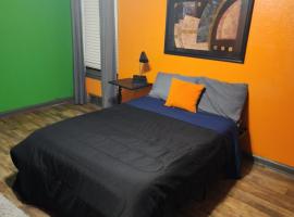 COZY PRIVATE ROOM #2, bed and breakfast en Dallas