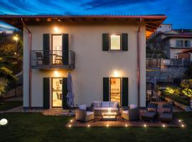 SalvatoreHomes - Luxury Villa with private Garden & BBQ, hotel i San Zeno di Montagna