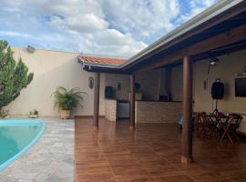 Casa com piscina disponível pra festa do peão, koča v mestu Barretos