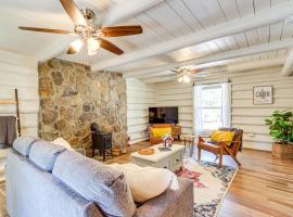 Dog-Friendly Hiawassee Cabin with Decks and Fire Pit!, villa in Hiawassee