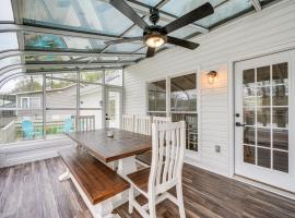 Lakefront Milledgeville Home with Private Dock!, hotel v destinaci Resseaus Crossroads