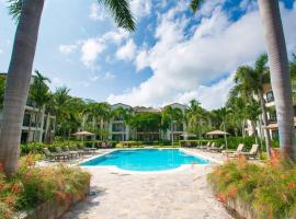 Luxe 3-BD Condo on 2nd Floor Above Pool, hotel din Coco