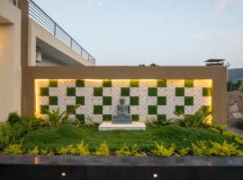 Alaya Heaven in Hills Luxe 2BHK Villa with Pvt Pool, Udaipur, hytte i Udaipur