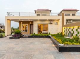 Villa ALAYA Stays Heaven in Hills Luxe 2BHK Villa with Pvt Pool, Udaipur pilsētā Udaipura