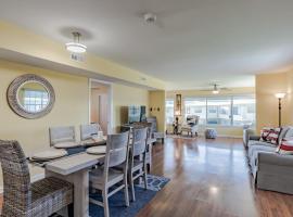Stylish Condo with a view of the water, pet-friendly hotel in Dauphin Island