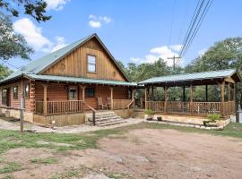 Thunderbird Lodge, hotel with parking in Burnet