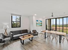 Stunning Top-Floor Condo with Sweeping Ocean & Mountain Views & Beach Club, hotel em Coco