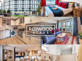 Spacious 2 Bed 2 Bath Apartment, Near Train Station, FREE Parking By REDWOOD STAYS, apartment in Woking
