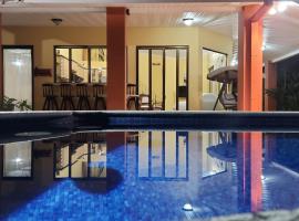 CASA DE PLAYA CON PISCINA EN PUNTA LEONA: Puntarenas'ta bir otel