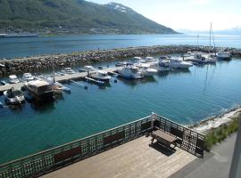 2 bedroom luxury apartment seafront, free pick up!, hotel u gradu 'Tromsø'