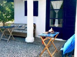 Lovely independent room in Ecovilla on the beach, departamento en Apolakkiá