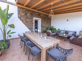 Casa Alexis - House with big garden and 3 terraces, hotel in Tuineje