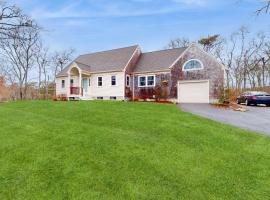 Elegant Coastal Cottage, villa sa Brewster