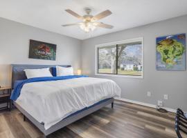 KING BED Well-Located Cozy Townhouse Retreat, hotel Gulfportban