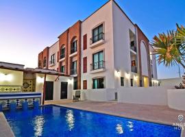 NEW Condo with Pool and Ocean View Roof near Beach 4 blocks، فندق في لاباز