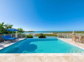 Breathtaking Chalk Sound Private Pool Sunset Villa, hotel in Providenciales