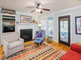 Eclectic 3BR Steps to Main Street with a Patio, villa in Davidson