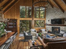 Treetop Cabin, Modern Luxe, 1700 sqft, Deck, View, Dogs, In Village, AC, pet-friendly hotel in Lake Arrowhead