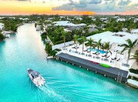 Caribbean Escape Luxe Waterfront Villa with Pool, villa sihtkohas Long Bay Hills