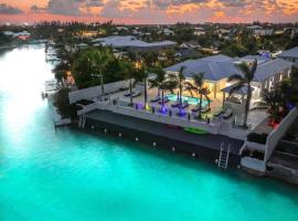 Caribbean Escape Luxe Waterfront Villa with Pool, villa em Long Bay Hills