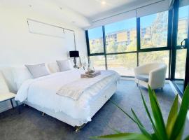 Brand New Stylish 1BR Apartment, Specious Space, Free Parking, Self Check-in, departamento en Canberra