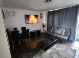 Home in Medway 3bedroom free sports free parking, hotel sa Chatham