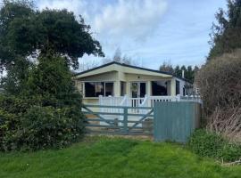 Beautiful Rural Holiday Chalet, hotel in Lincolnshire