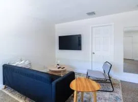 Charming 2 bed 1 bath Gem 10 min to Beach!