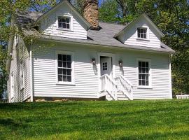 Historic Farmhouse by Nature Preserve, casa o chalet en Charleston