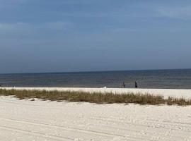 Happy Beach House in Biloxi, hotel sa Biloxi