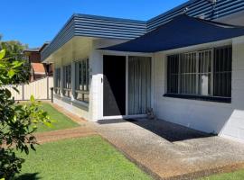 Pet Friendly home walking distance to Surf Beach - North St, Woorim, hotel in Woorim