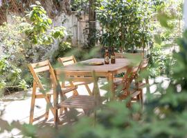 Heart of Tel Aviv Garden Oasis by Sea N' Rent، كوخ في تل أبيب