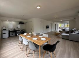 bHOTEL Kaniwasou 201 2BR Apt, Near Itsukushima Shrine, For 12 Ppl, hotel v destinaci Hacukaiči