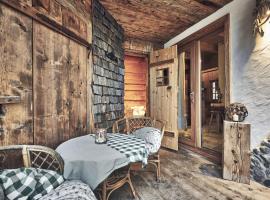 Rustic holiday home with sauna, hotell i Grän