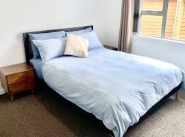 Comfy & Sunny home in Wellington, cheap hotel in Wellington