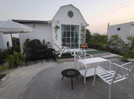 บ้านพักตากอากาศขนาดเล็ก ห่างชายหาดบางเก่า 800 เมตร #Cottage, hotel dengan parkir di Ban Bo Yai