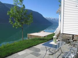 "Butikken" - sea cabins, villa í Ulvik