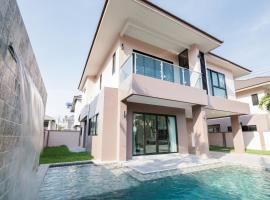 独栋 4卧4卫 带泳池别墅 免费Wi-Fi 可派对，Ban Pho Sa的有停車位的飯店