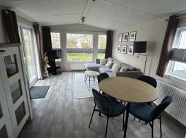 Beach Chalet Tranquilo, Hotel in Petten