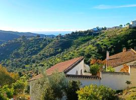 Beautiful House with Sea View and Nature, 30 minutes from Malaga, hotel en Moclinejo