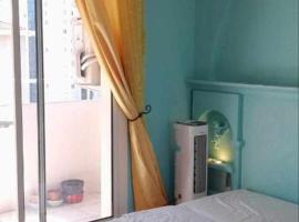 Chambre privée et climatisée dans un appartement de 4 chambres, maison d'hôtes à Toulon