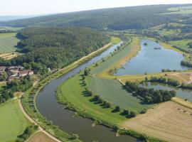 Ferienwohnung MW 1b 82m2 Höxter Weserbergland Weser inkl 2 Terrassen Wäsche und Endreinigung Self CheckIn、ヘクスターのホテル