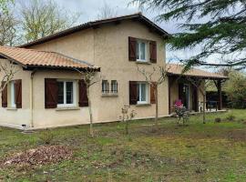 Villa La Chêneraie pour 9 à 10 personnes, hotel in Andernos-les-Bains